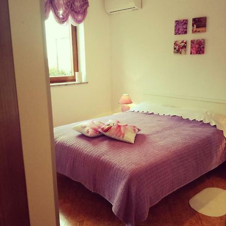 Room Kris With Private Entrance & Private Bathroom Vilanija Luaran gambar