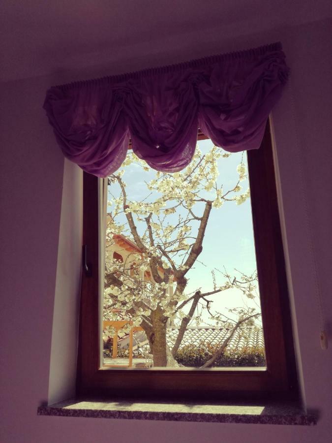 Room Kris With Private Entrance & Private Bathroom Vilanija Luaran gambar