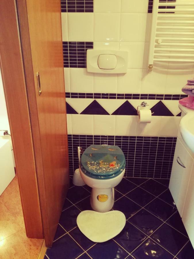 Room Kris With Private Entrance & Private Bathroom Vilanija Luaran gambar