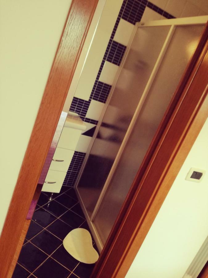 Room Kris With Private Entrance & Private Bathroom Vilanija Luaran gambar