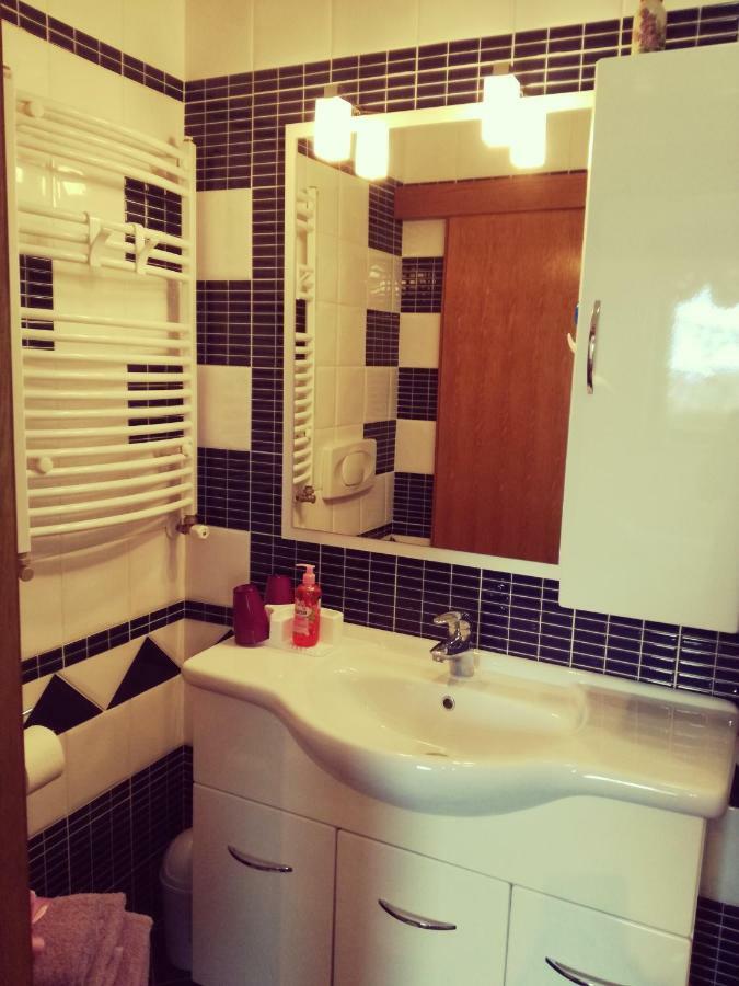 Room Kris With Private Entrance & Private Bathroom Vilanija Luaran gambar
