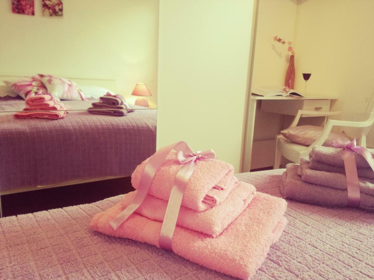 Room Kris With Private Entrance & Private Bathroom Vilanija Luaran gambar