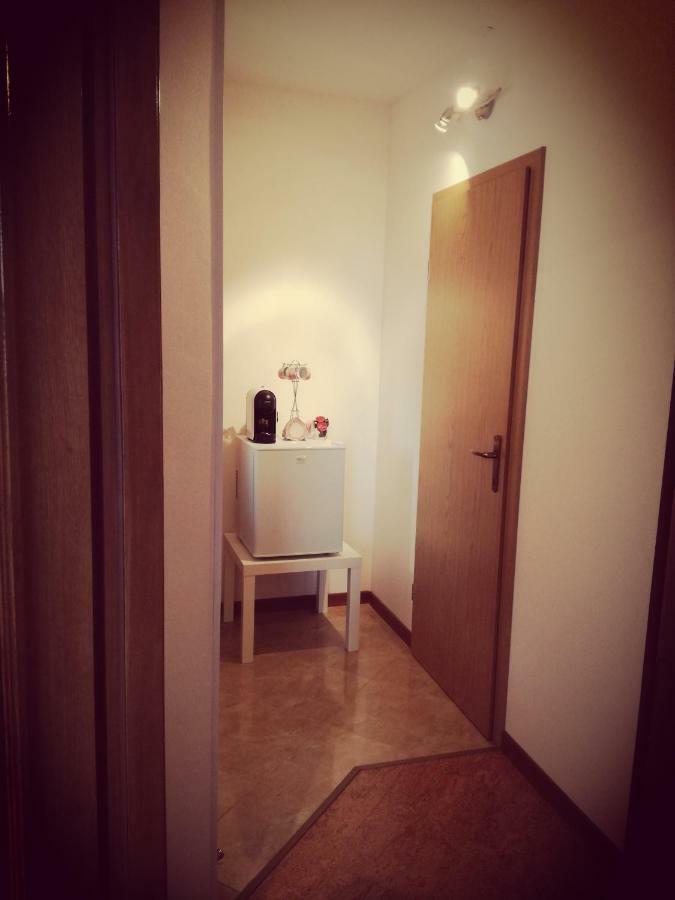 Room Kris With Private Entrance & Private Bathroom Vilanija Luaran gambar