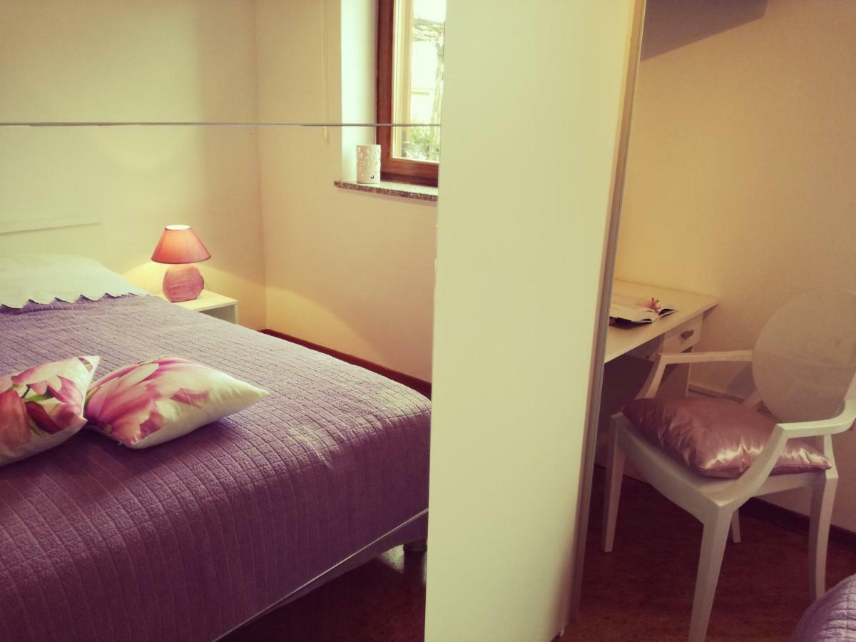 Room Kris With Private Entrance & Private Bathroom Vilanija Luaran gambar