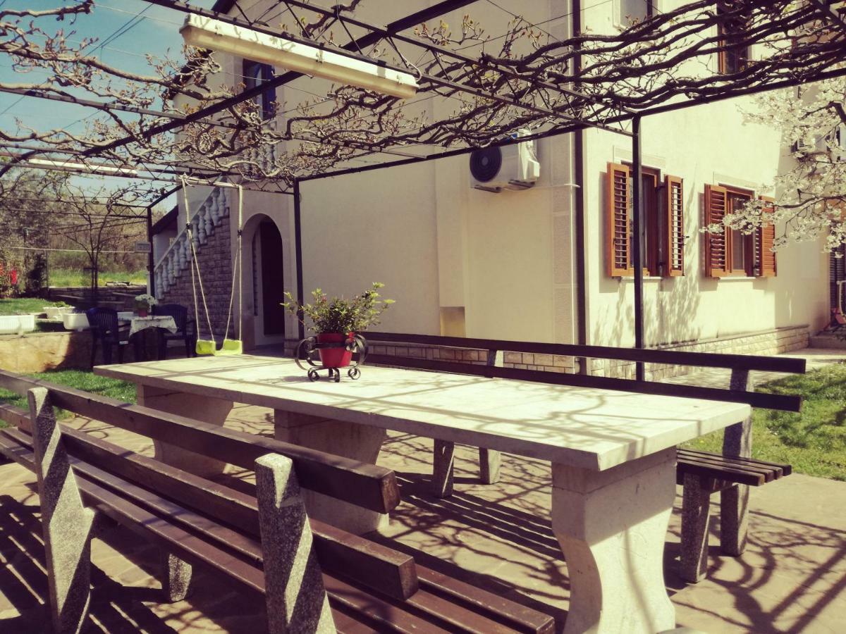 Room Kris With Private Entrance & Private Bathroom Vilanija Luaran gambar